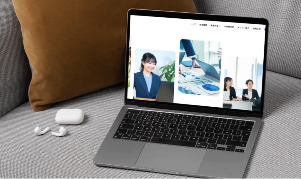 ソファに置かれたPCに表示されているSOLGLIDのwebサイト